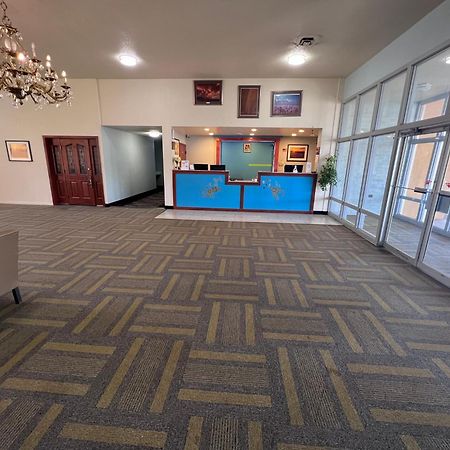 Colby Inn And Suites Bagian luar foto