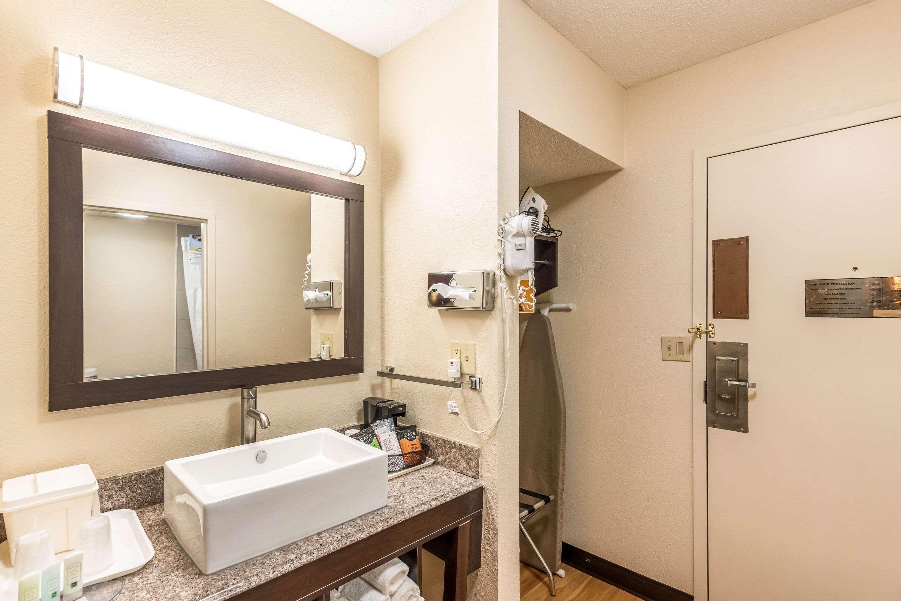 Colby Inn And Suites Bagian luar foto