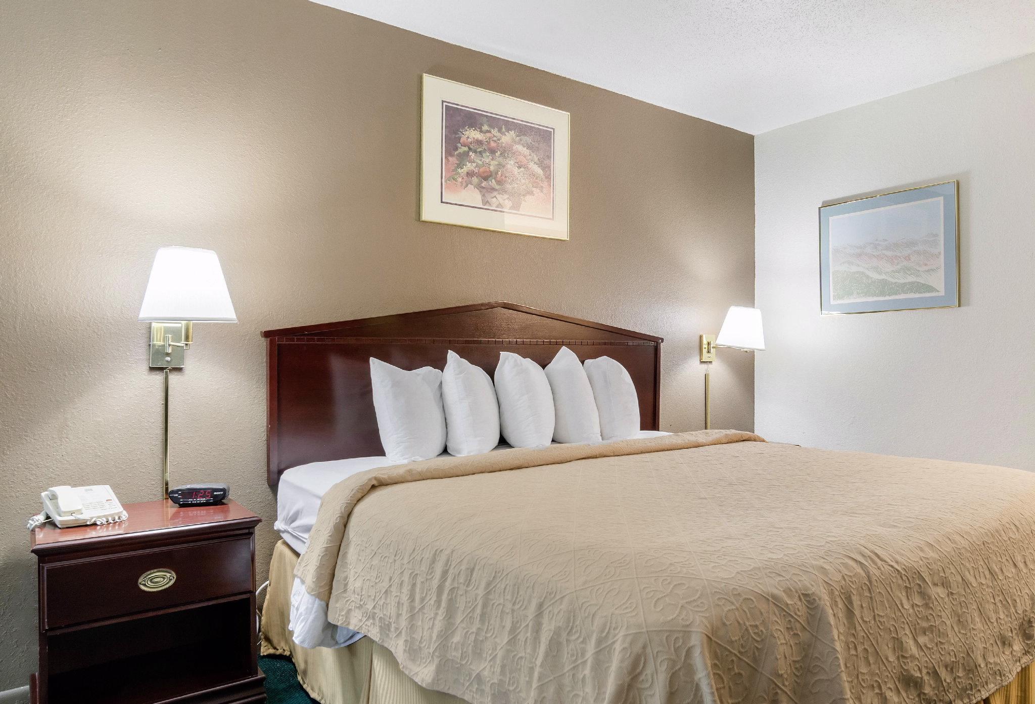 Colby Inn And Suites Bagian luar foto