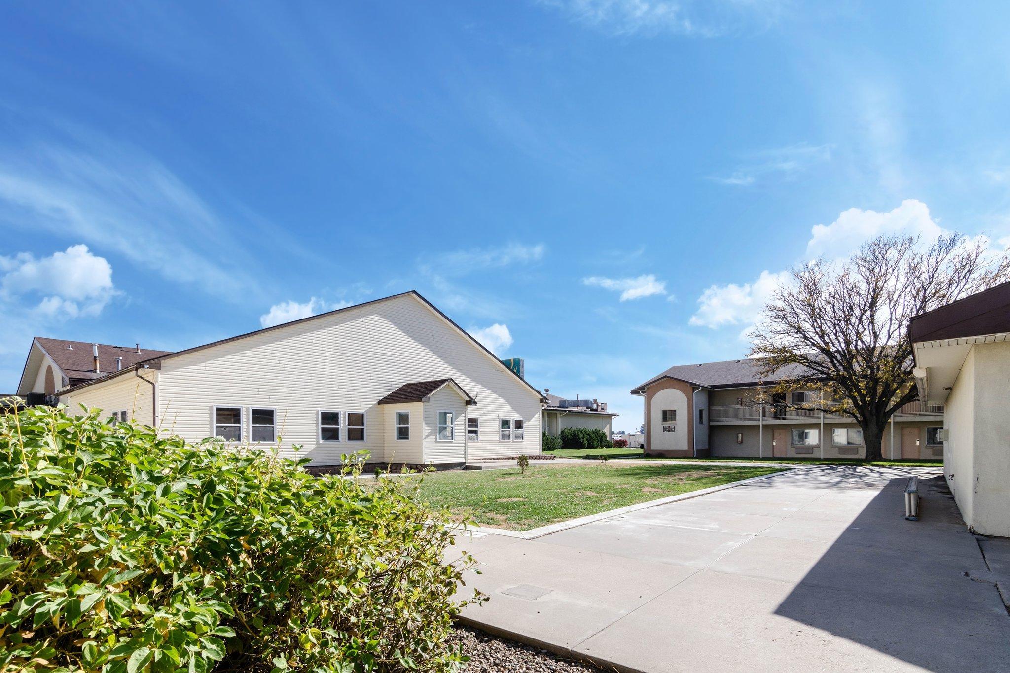 Colby Inn And Suites Bagian luar foto