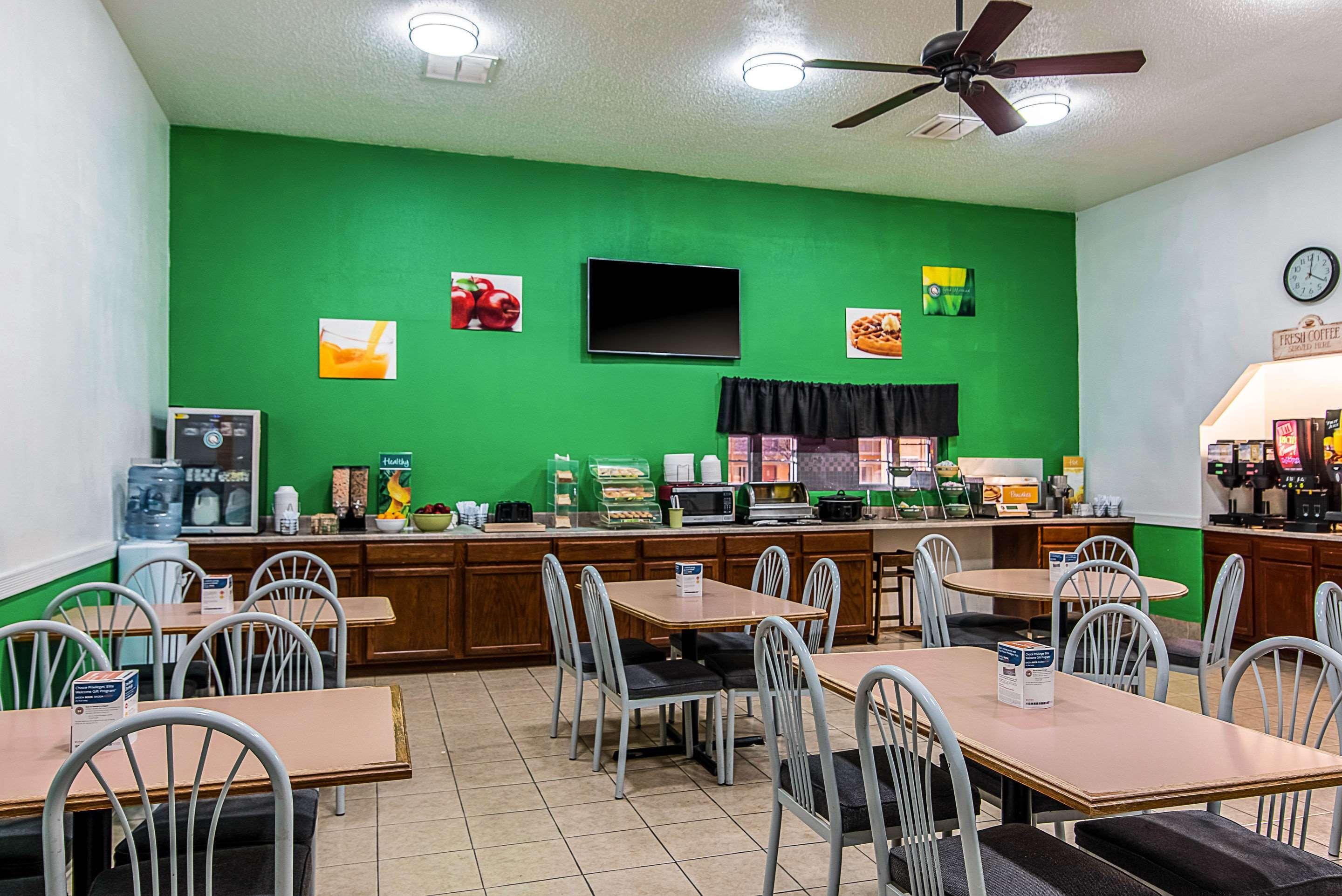 Colby Inn And Suites Bagian luar foto