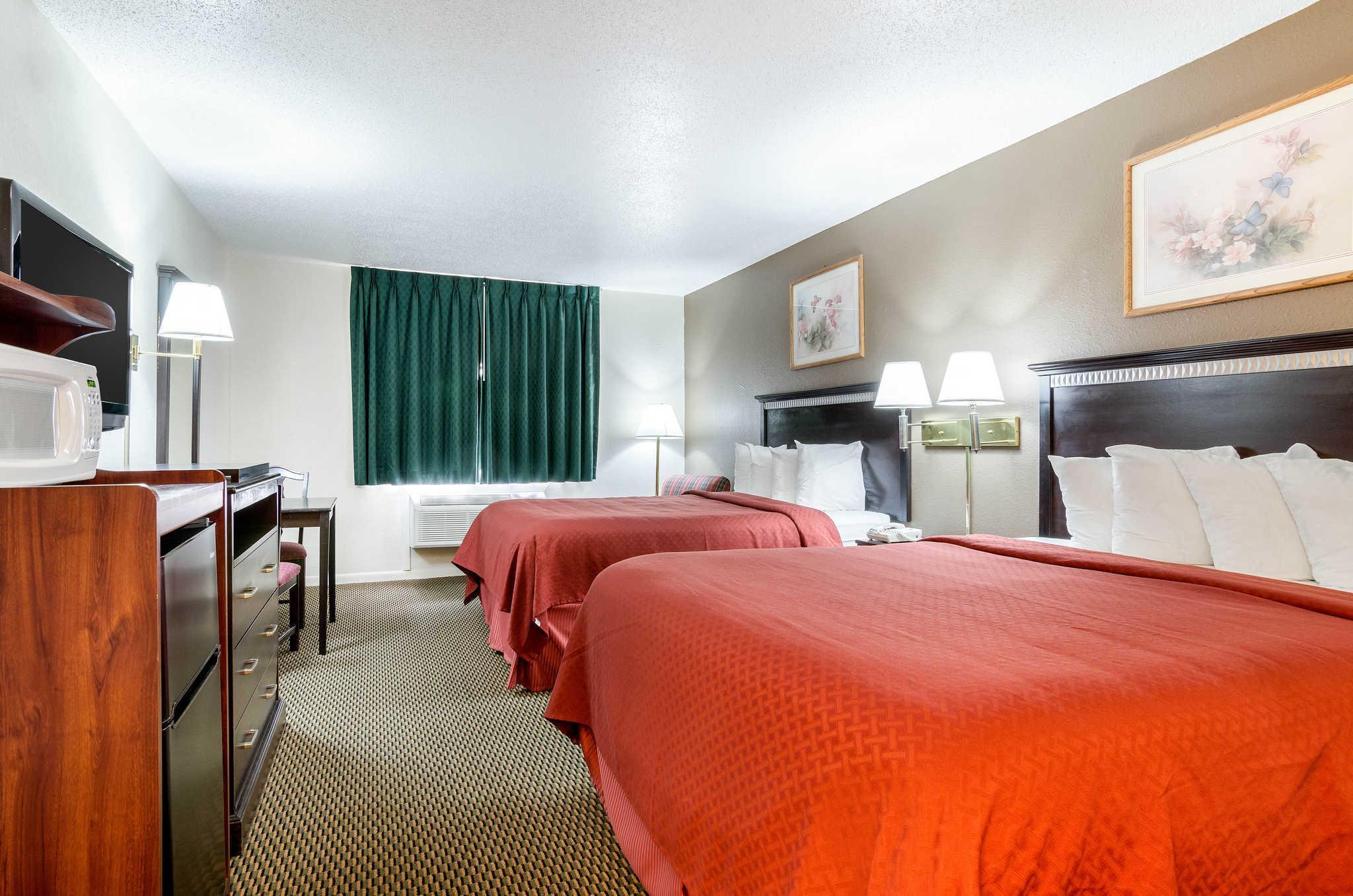 Colby Inn And Suites Bagian luar foto
