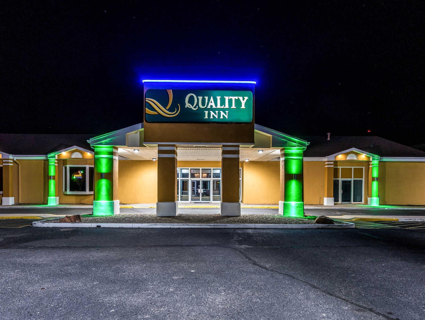 Colby Inn And Suites Bagian luar foto