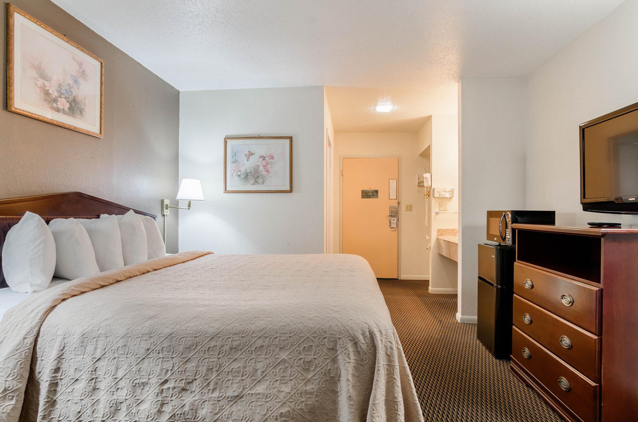 Colby Inn And Suites Bagian luar foto