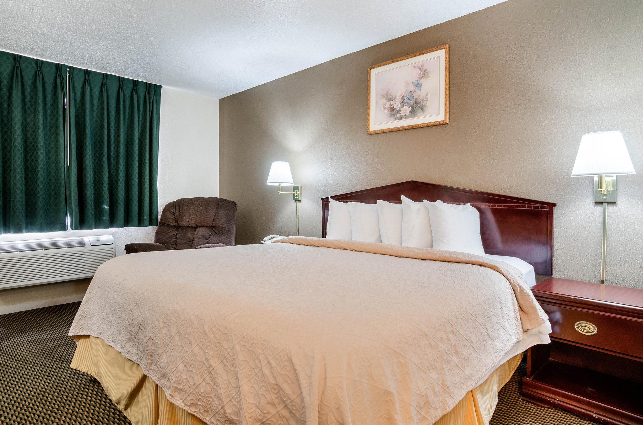 Colby Inn And Suites Bagian luar foto