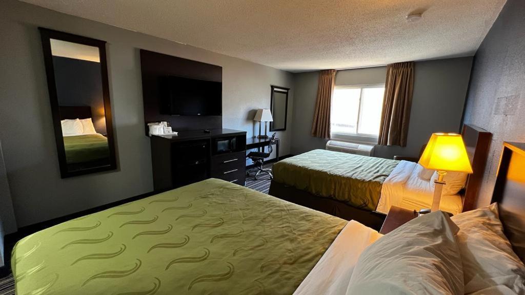 Colby Inn And Suites Bagian luar foto