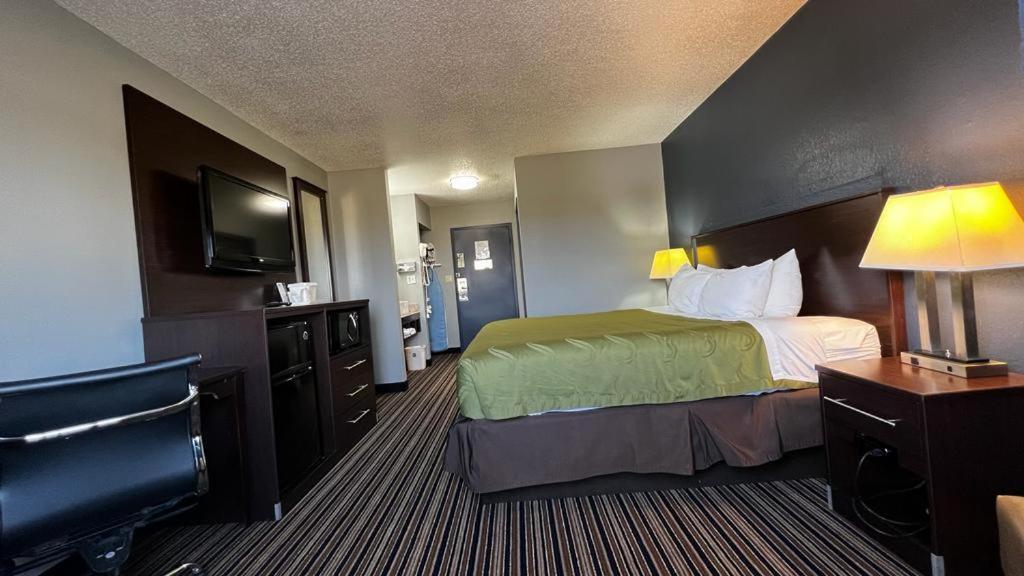 Colby Inn And Suites Bagian luar foto