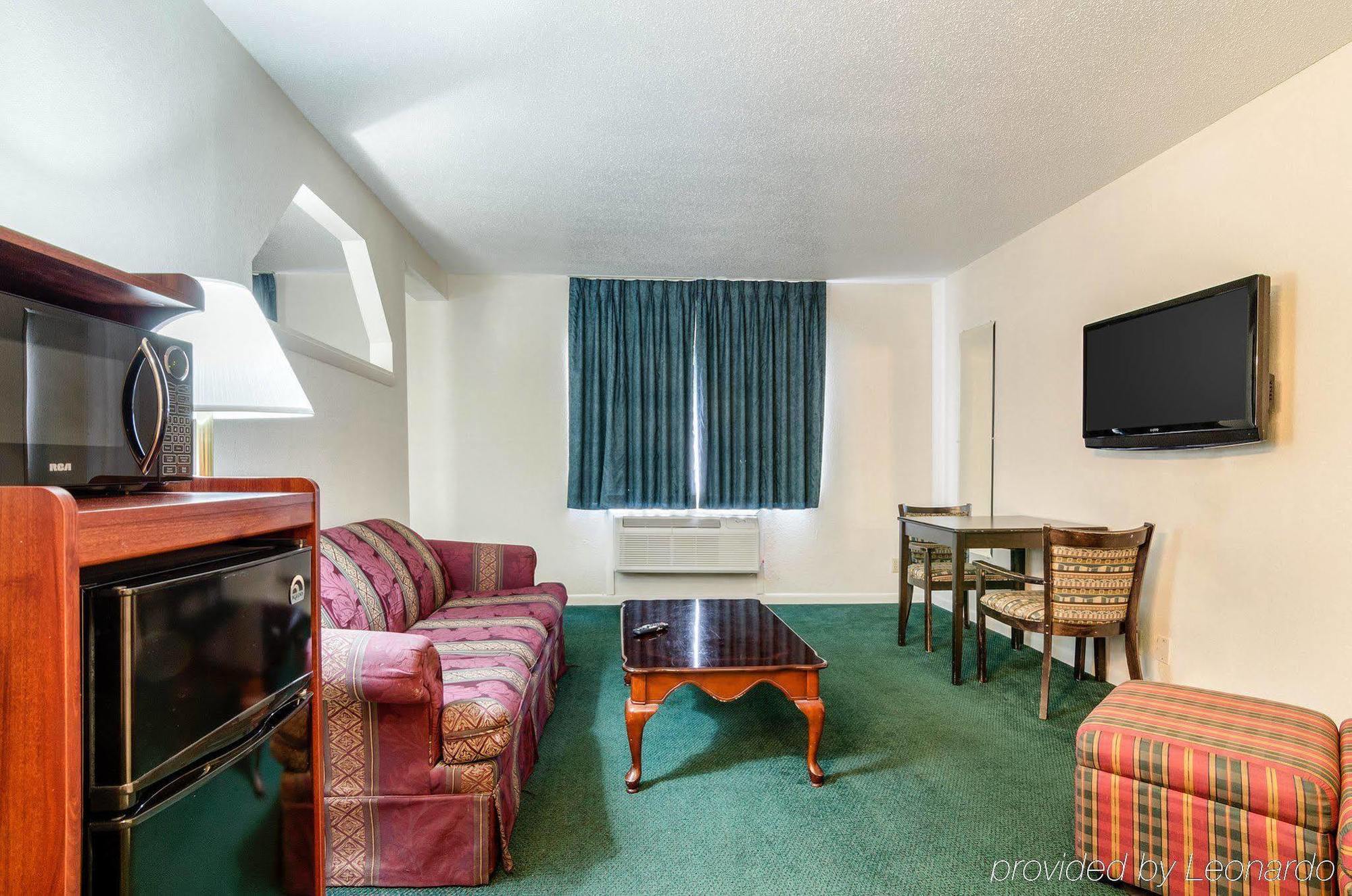 Colby Inn And Suites Bagian luar foto