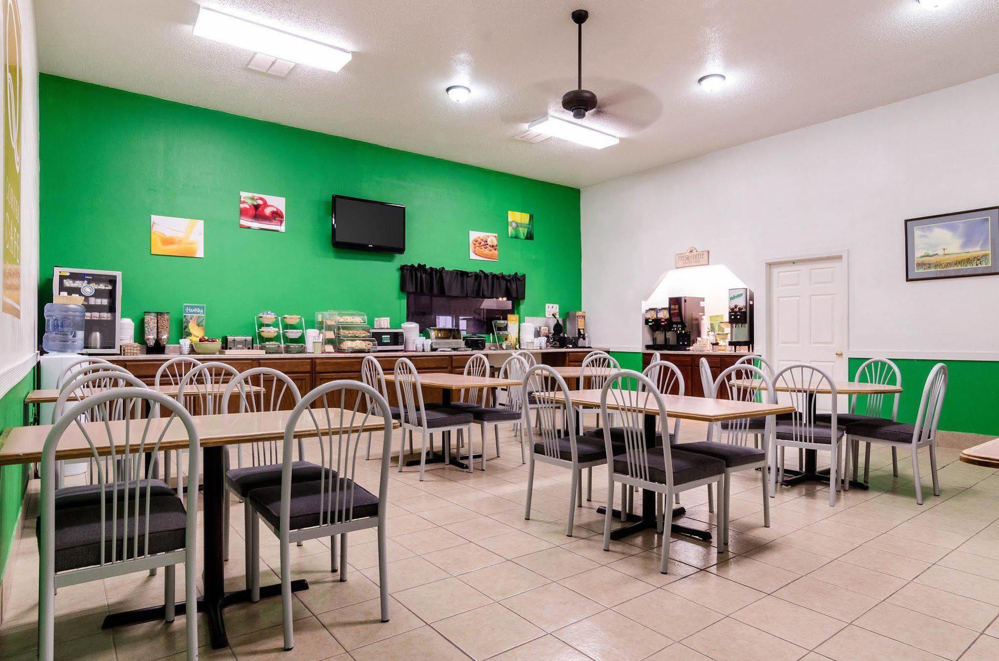 Colby Inn And Suites Bagian luar foto